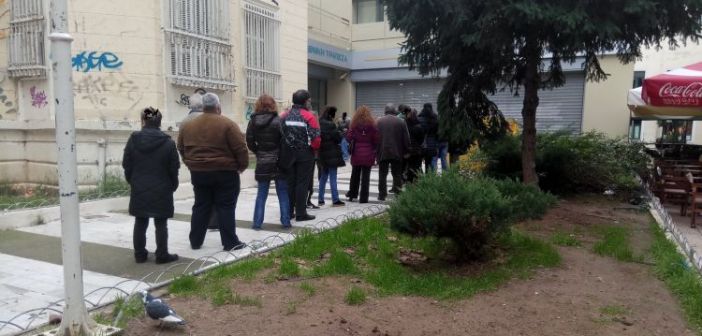 Αγρίνιο: Ουρές στις τράπεζες για το Κοινωνικό Μέρισμα (ΔΕΙΤΕ ΦΩΤΟ)