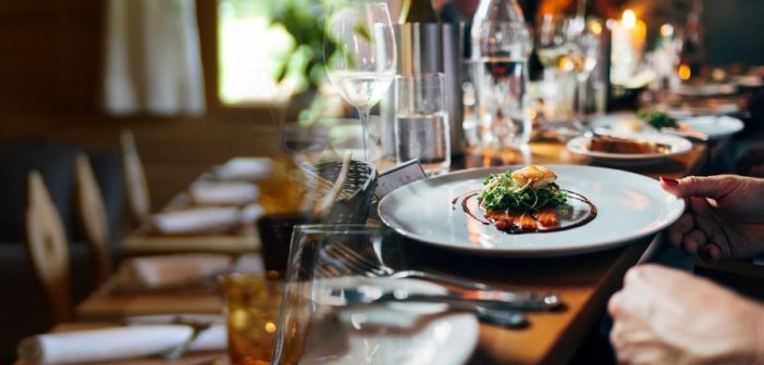 «Τέλος» τα εστιατόρια για 1 στους 2 Έλληνες – Το 27% δεν θα κάνει διακοπές φέτος