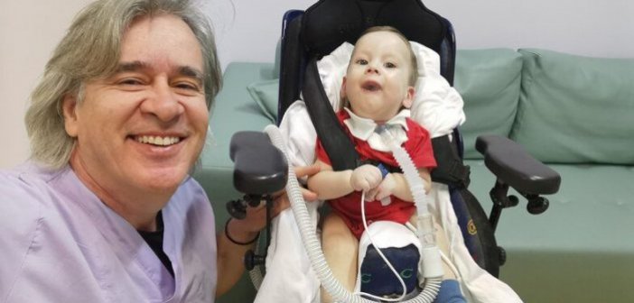 Ξεκινάει του Αγίου Πνεύματος το ταξίδι ζωής του μικρού Ηλία – Στυλιανού από τον Αστακό – Η μεταφορά από το νοσοκομείο του Ρίου