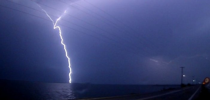 Μεσολόγγι: Έγινε η νύχτα μέρα από τους εκατοντάδες κεραυνούς (VIDEO + ΦΩΤΟ)