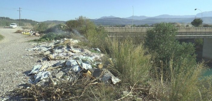 Παράνομες χωματερές διπλά στον Αχελώο: Έρχονται πρόστιμα για τους παραβάτες