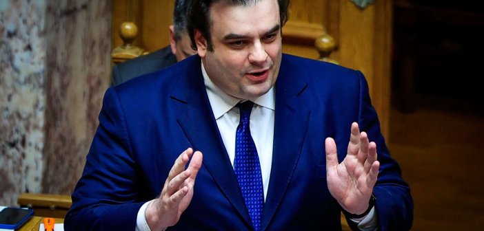 Ρίψη φυλλαδίων στο σπίτι του υπ. Παιδείας – Κ. Πιερρακάκης: Δεν φοβάμαι τίποτα, δεν εκβιάζομαι από κανέναν