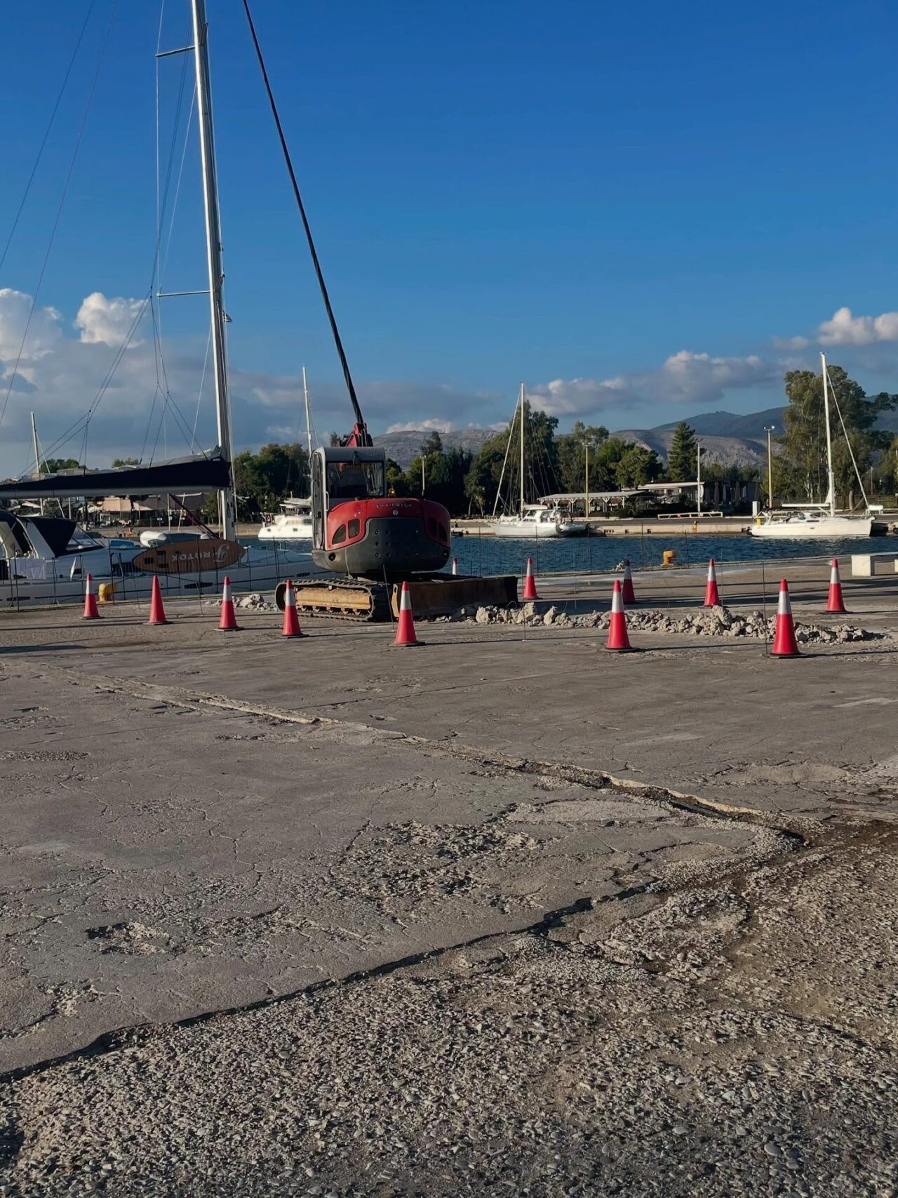 Ξεκίνησαν οι εργασίες για την τοποθέτηση των pillars στο λιμάνι Μεσολογγίου