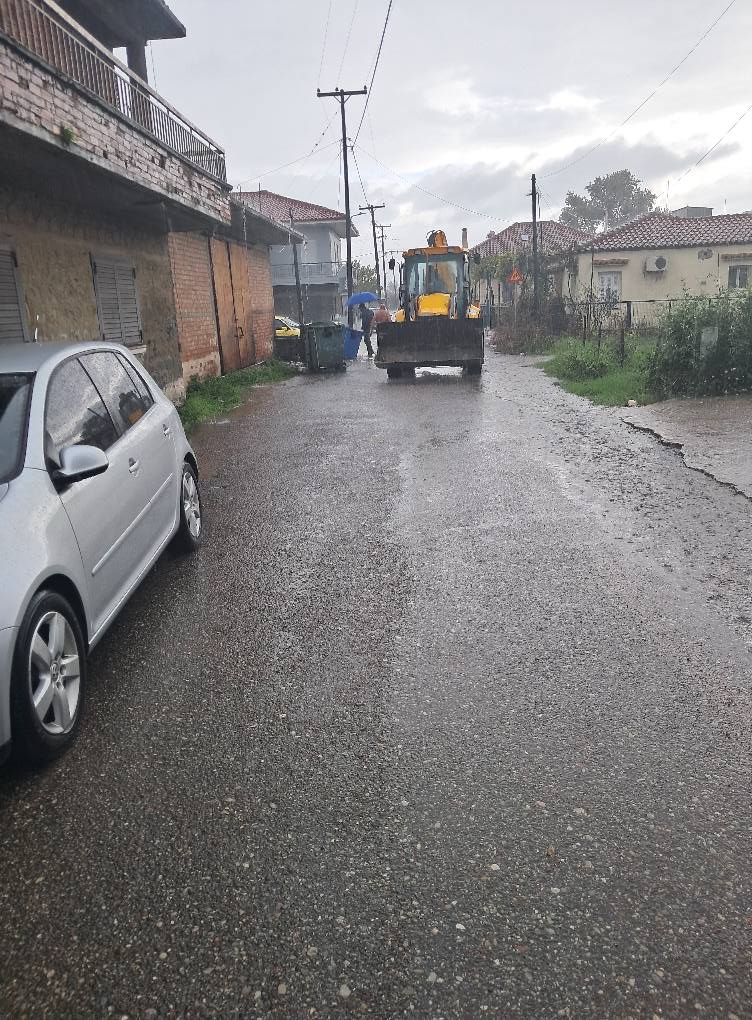 Πλημμύρισαν σπίτια αποθήκες και ένα μεγάλο μέρος του κάμπου σε Καλύβια και Πλάτανο - Γρήγορη η παρέμβαση 