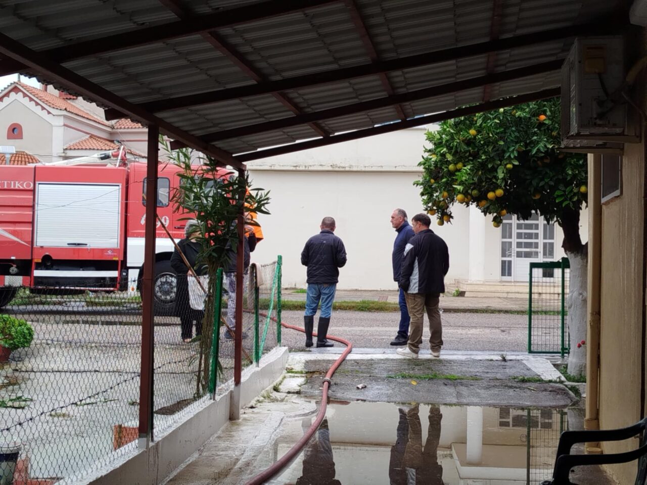 Πλημμύρισαν σπίτια αποθήκες και ένα μεγάλο μέρος του κάμπου σε Καλύβια και Πλάτανο - Γρήγορη η παρέμβαση 