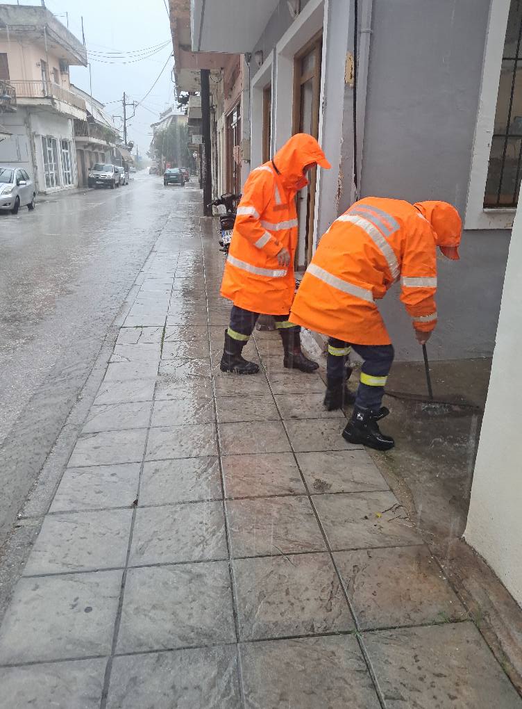 Πλημμύρισαν σπίτια αποθήκες και ένα μεγάλο μέρος του κάμπου σε Καλύβια και Πλάτανο - Γρήγορη η παρέμβαση 
