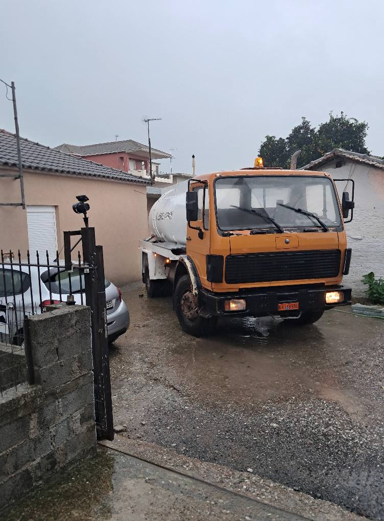 Πλημμύρισαν σπίτια αποθήκες και ένα μεγάλο μέρος του κάμπου σε Καλύβια και Πλάτανο - Γρήγορη η παρέμβαση