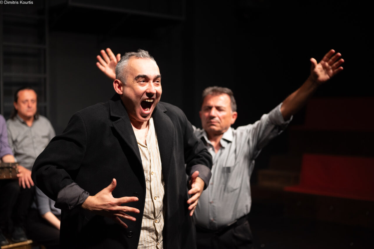 Η παράσταση «Το παλτό» που διασκεύασε και σκηνοθέτησε η Κατερίνα Καραδήμα και αγαπήθηκε από κοινό θα ανέβει ξανά στο «Μικρό Θέατρο» στο Αγρίνιο (Κέντρου 26) για τέσσερις παραστάσεις μέσα στο Νοέμβριο.