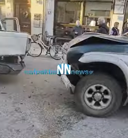 Ναύπακτος: Αγροτικό κατέληξε σε σταθμευμένα οχήματα στην "καρδιά" της πόλης μετά από σύγκρουση
