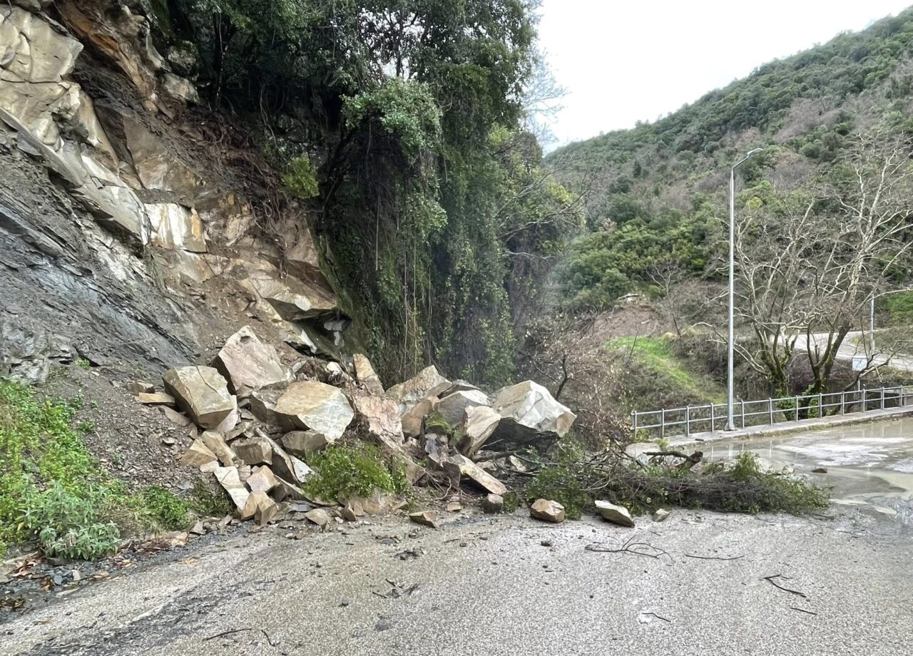 Αγρίνιο - Σκουτερά: Έπεσαν βράχοι στον δρόμο προς το συνοικισμό "Ελληνικό" - Άμεση η ανταπόκριση των υπηρεσιών
