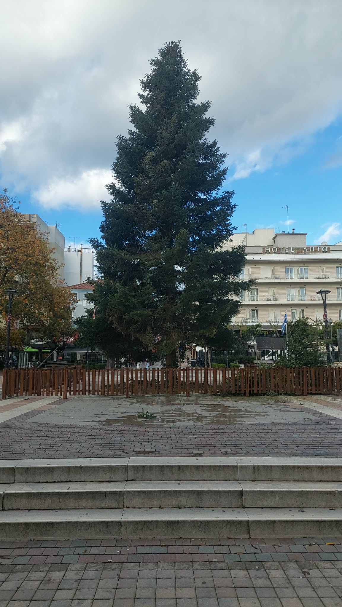 Γιορτές τέλος: Ξεστολίζεται το χριστουγεννιάτικο δέντρο στο Αγρίνιο 