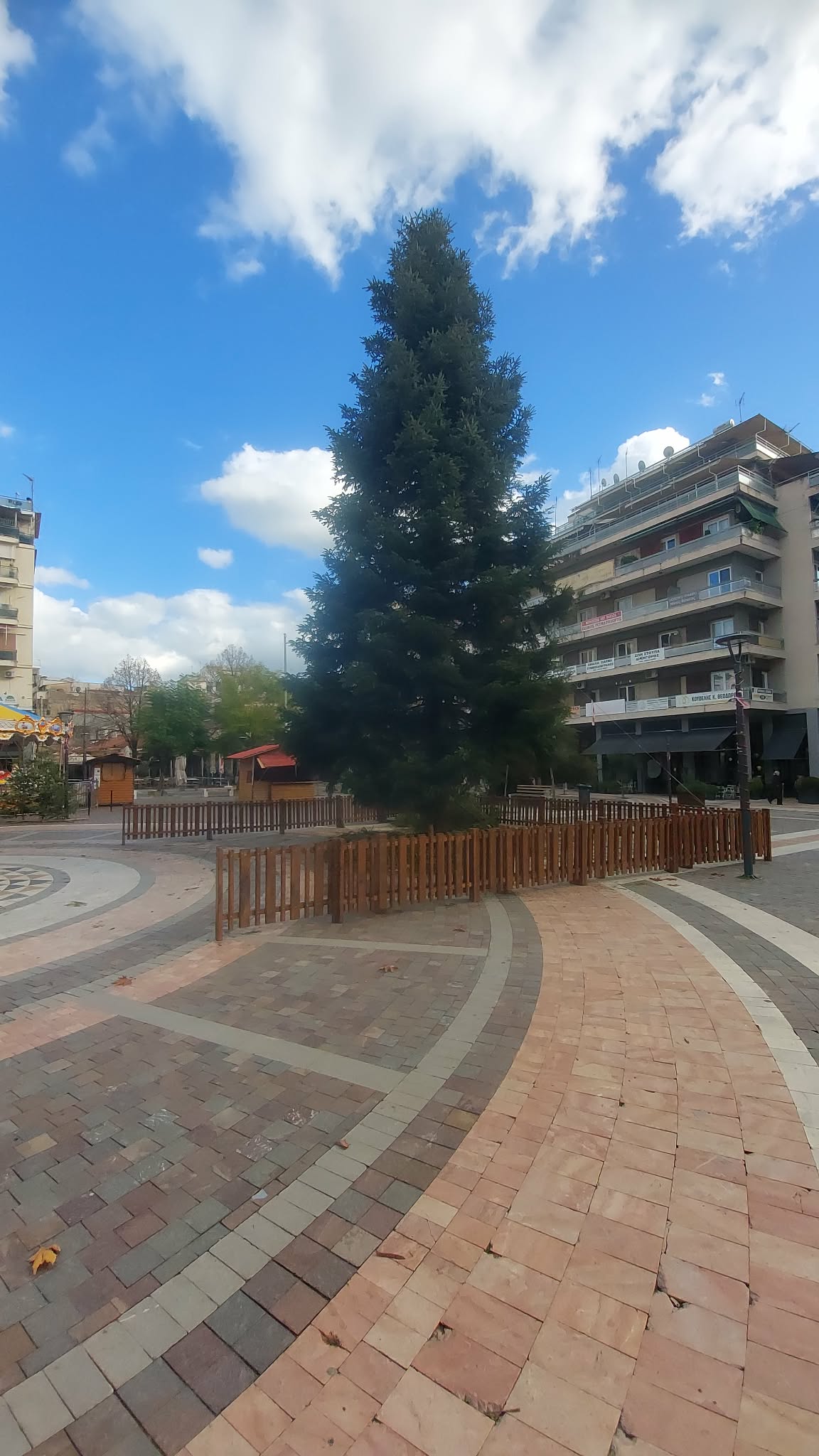 Γιορτές τέλος: Ξεστολίζεται το χριστουγεννιάτικο δέντρο στο Αγρίνιο 