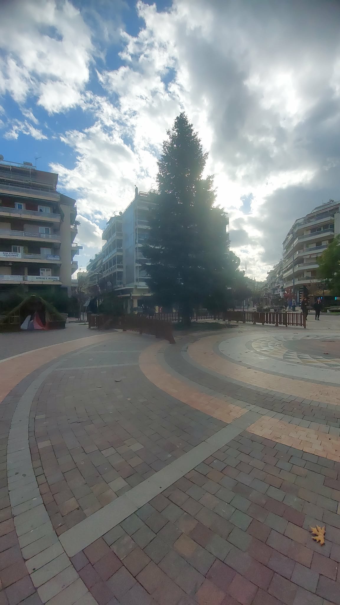 Γιορτές τέλος: Ξεστολίζεται το χριστουγεννιάτικο δέντρο στο Αγρίνιο 