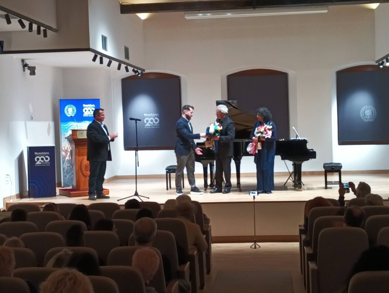 Μια μαγική μουσική βραδιά στο Μεσολόγγι – Πλήθος κόσμου στο σπουδαίο αφιέρωμα για τον Νίκο Σκαλκώτα