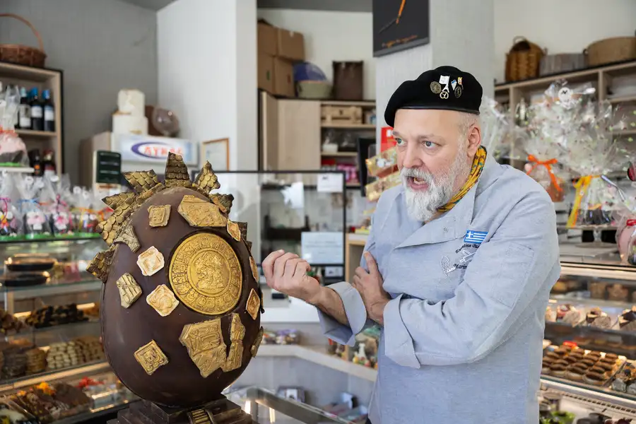 Θεσσαλονίκη: Σοκολατένια αυγά με τον Ακύλα και λαμπάδες «Φρίντα Κάλο» στην πασχαλινή αγορά