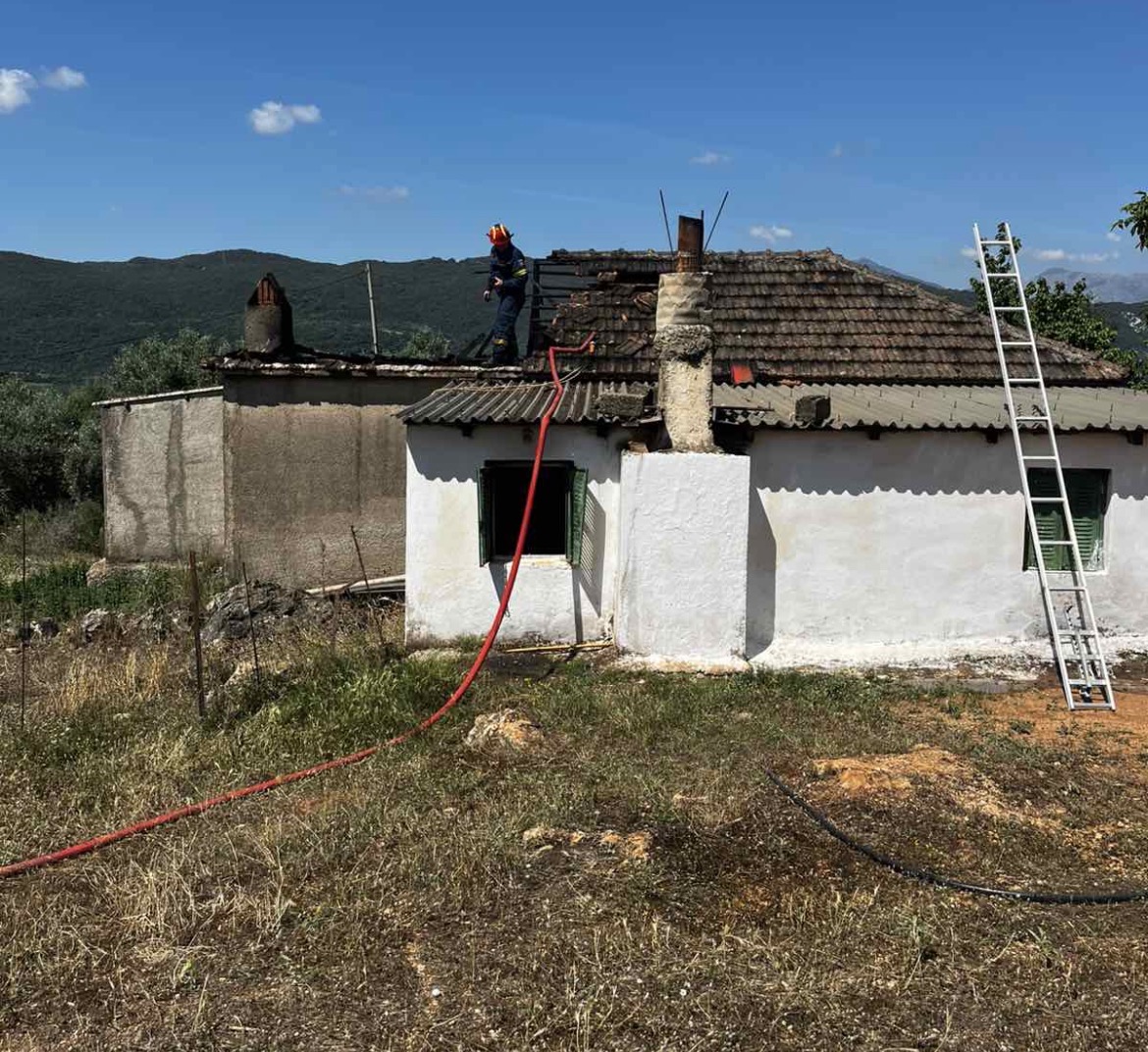 Αμφιλοχία: Στάχτη κατοικία στο Ρίβιο από φωτιά – Μεγάλη η κινητοποίηση της Πυροσβεστικής