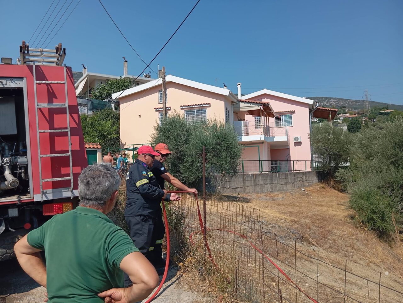 Ναύπακτος: Φωτιά μέσα στο χωριό της Μαμουλαδας  