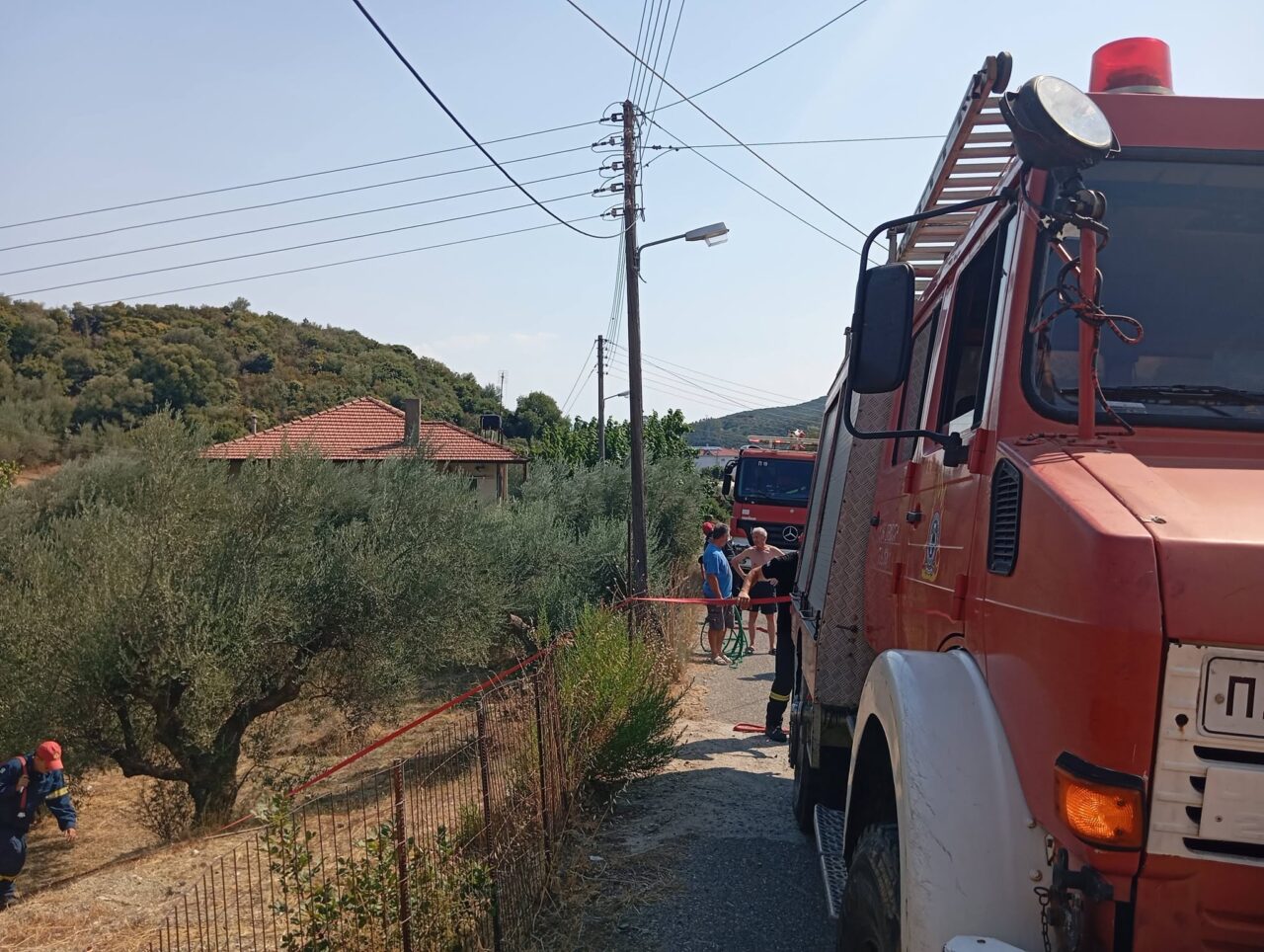 Ναύπακτος: Φωτιά μέσα στο χωριό της Μαμουλαδας  