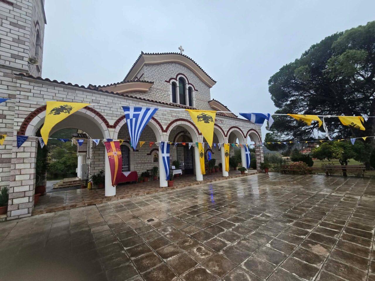 Τίμησαν τον Άγιο Δημήτριο στα Καλύβια Θέρμου – Με λαμπρότητα ο Πανηγυρικός Εσπερινός στον Κοιμητηριακό Ναό