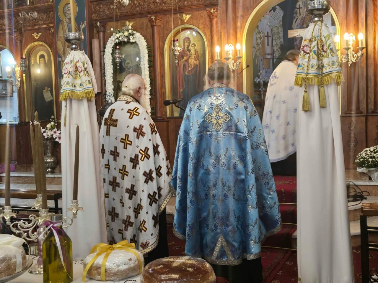 Τίμησαν τον Άγιο Δημήτριο στα Καλύβια Θέρμου – Με λαμπρότητα ο Πανηγυρικός Εσπερινός στον Κοιμητηριακό Ναό