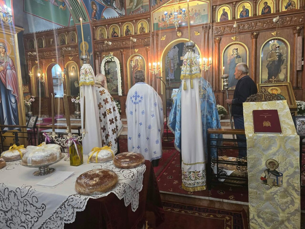 Τίμησαν τον Άγιο Δημήτριο στα Καλύβια Θέρμου – Με λαμπρότητα ο Πανηγυρικός Εσπερινός στον Κοιμητηριακό Ναό