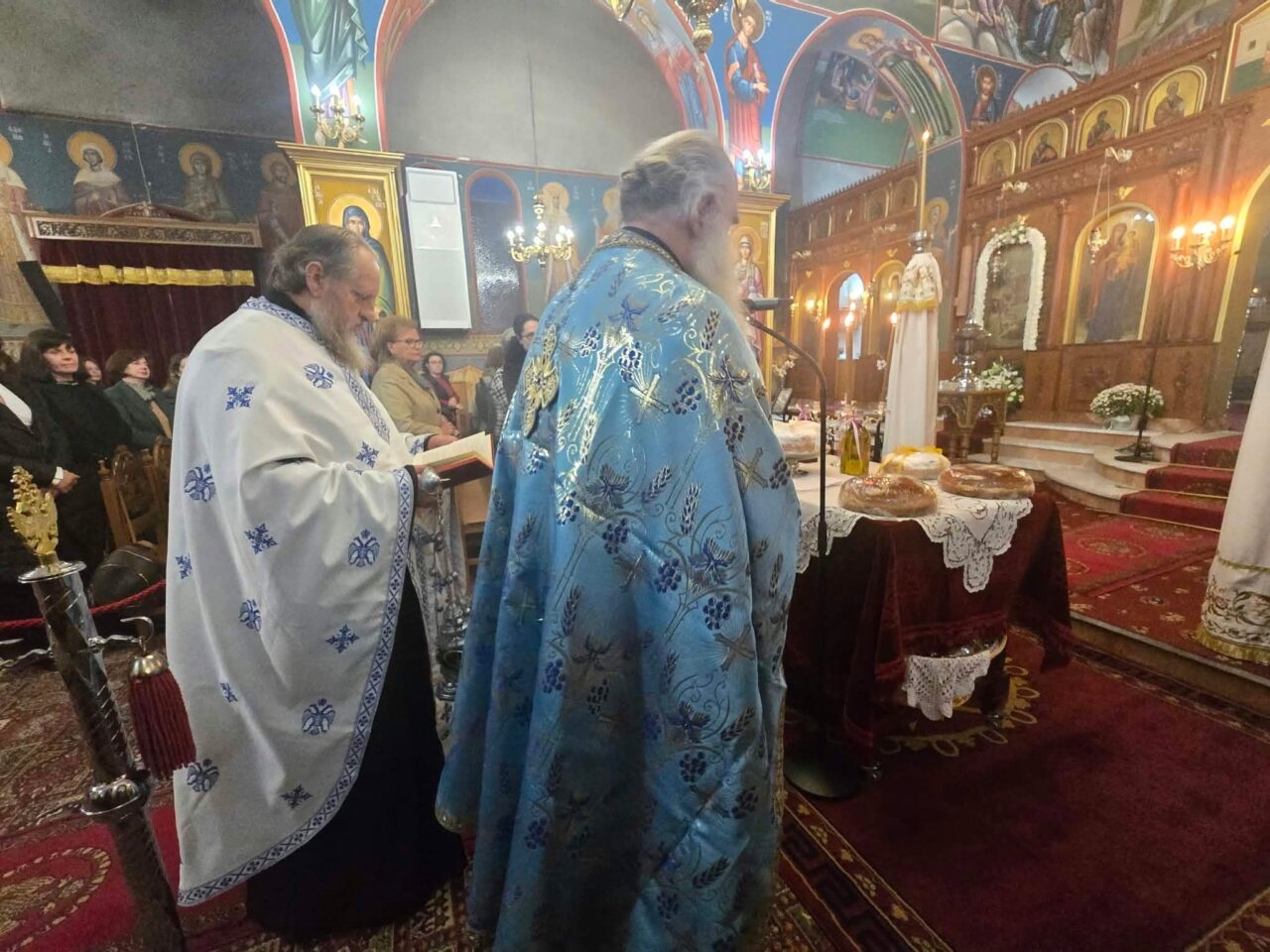 Τίμησαν τον Άγιο Δημήτριο στα Καλύβια Θέρμου – Με λαμπρότητα ο Πανηγυρικός Εσπερινός στον Κοιμητηριακό Ναό