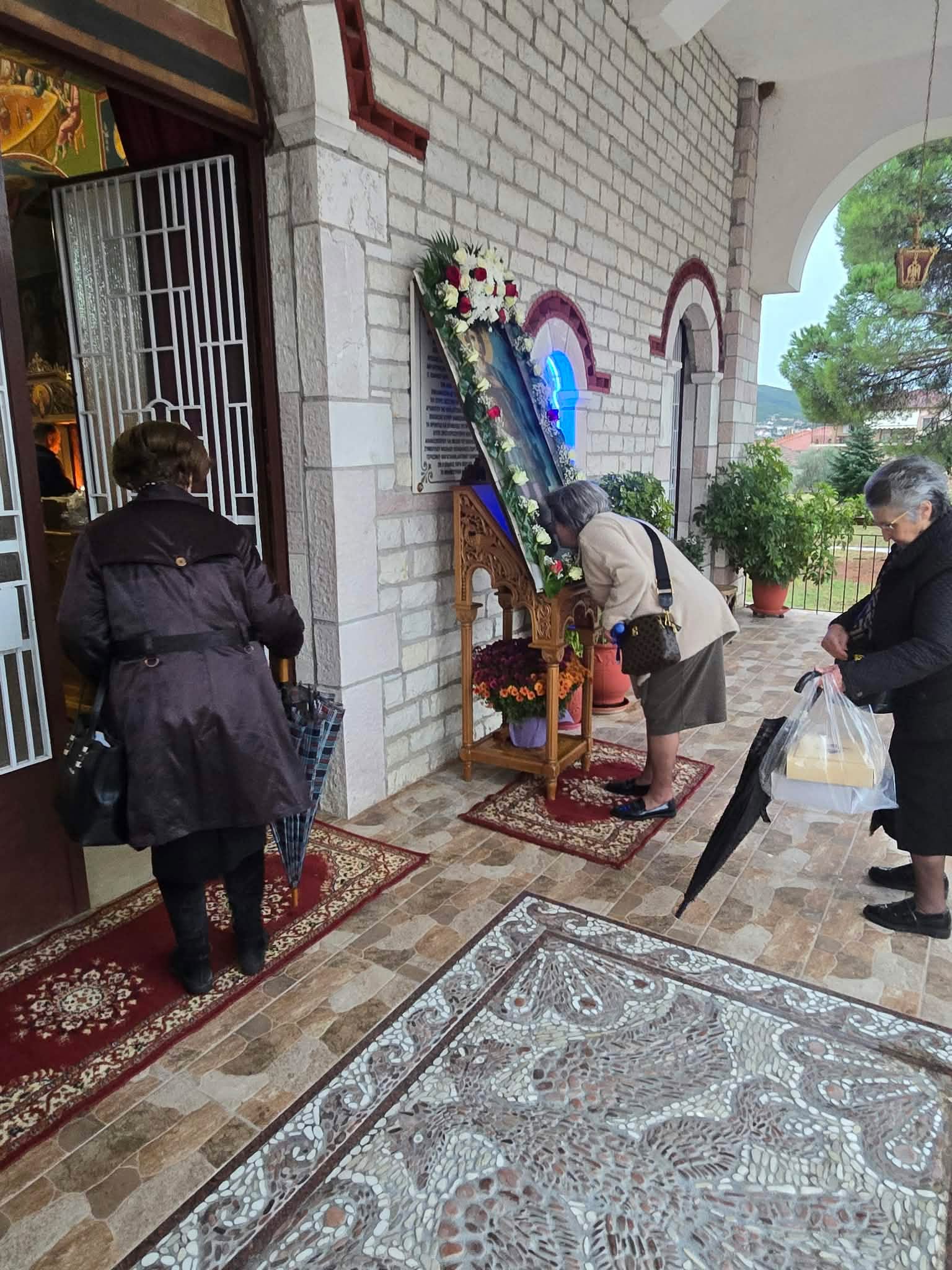 Τίμησαν τον Άγιο Δημήτριο στα Καλύβια Θέρμου – Με λαμπρότητα ο Πανηγυρικός Εσπερινός στον Κοιμητηριακό Ναό